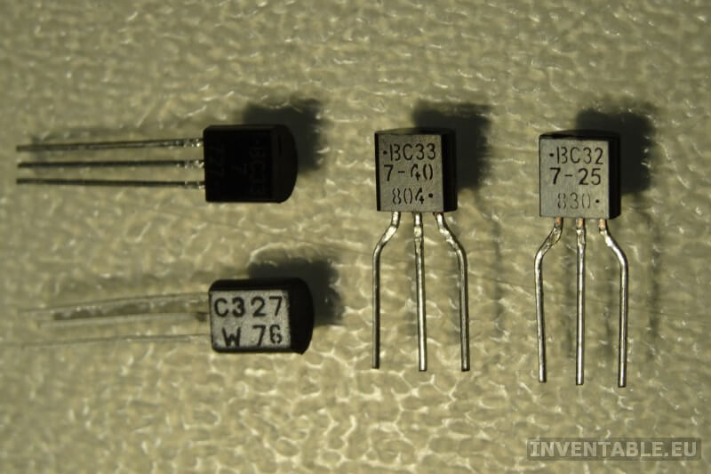 Fotografía de los transistores BC327 y BC337.