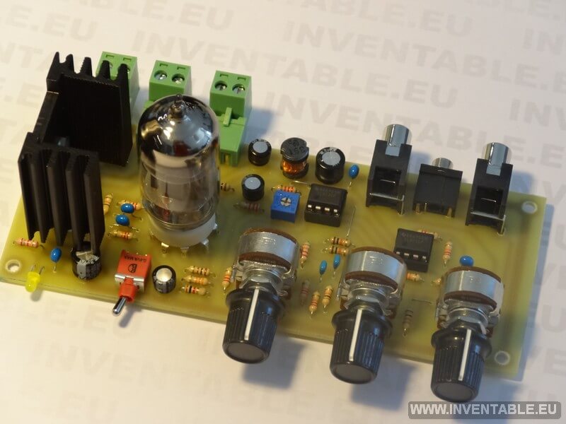 Foto del amplificador híbrido con control de tonos.