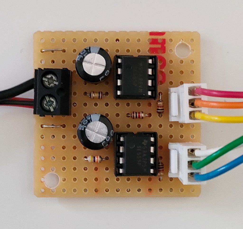 Prototipo del semáforo montado en una placa universal. 